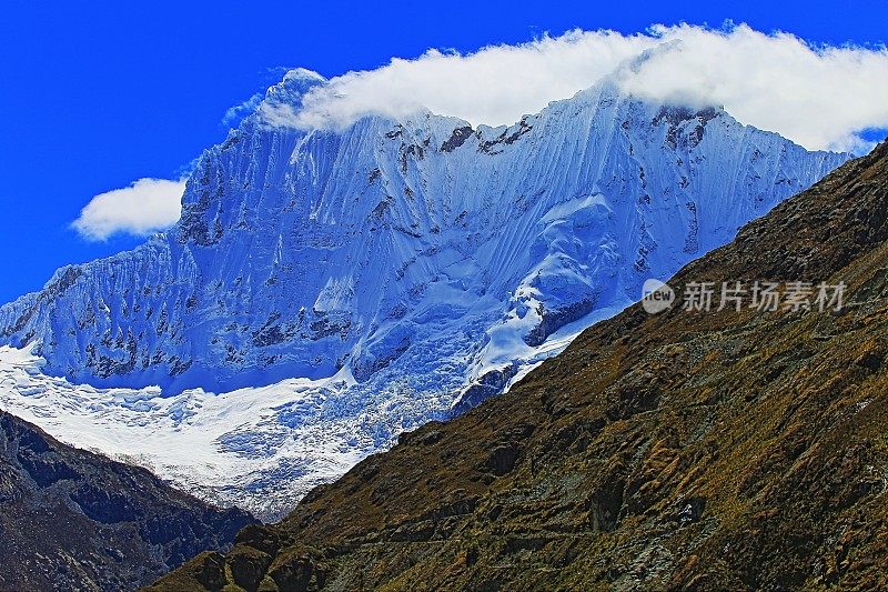 在秘鲁布兰卡-坎卡什安第斯山脉的Cordillera，下雪的Chacraraju (6108m)